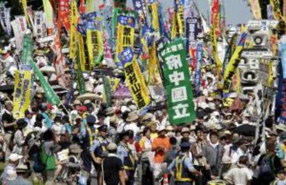 Manisfestantes japoneses protestan en contra de las plantas de energía nuclear en Tokio, Japón, hoy lunes 16 de julio de 2012. EFE/Archivo