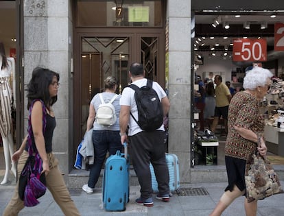 Dos personas acceden a un piso turístico en el centro de Madrid, en una imagen de 2018.