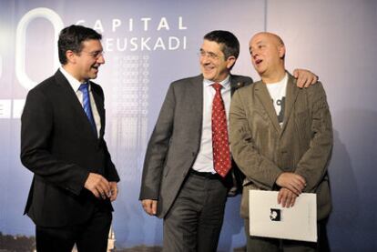 Patxi López (en el centro) abraza a Elorza en presencia de Lazcoz durante la celebración del trigésimo aniversario de la capitalidad de Vitoria.