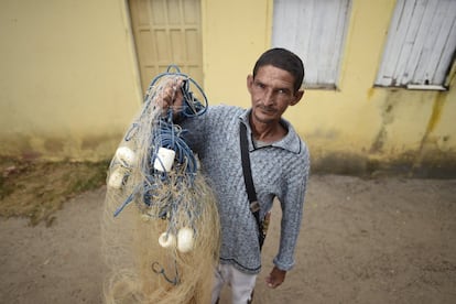 O pescador Carlos Alberto não trabalha há mais de dois anos. Atualmente sobrevive com um salário mínimo e uma cesta básica fornecido pela Samarco.