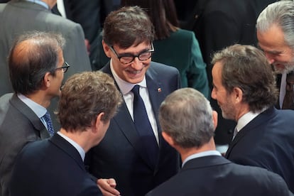 El presidente de la Generalitat, Salvador Illa, habla con empresarios . Enric Fontcuberta