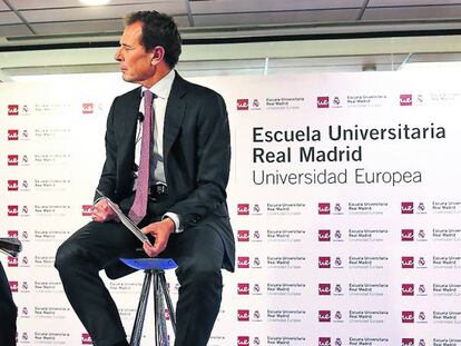 Zinedine Zidane (izquierda) y Emilio Butragueño, durante un acto celebrado en la Escuela Universitaria del Real Madrid.