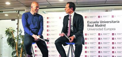 Zinedine Zidane (izquierda) y Emilio Butragueño, durante un acto celebrado en la Escuela Universitaria del Real Madrid.