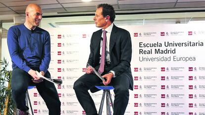 Zinedine Zidane (izquierda) y Emilio Butragueño, durante un acto celebrado en la Escuela Universitaria del Real Madrid.