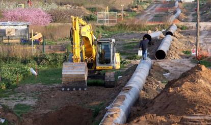 Trabajos de construcción de las nuevas canalizaciones entre el Llobregat, en Sant Joan D'Espí y Nou Barris