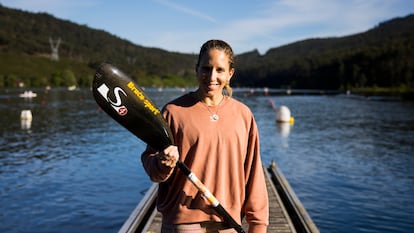 Teresa Portela, el pasado viernes en el pantalán del embalse de Pontillón de Castro, en Verducido, una parroquia de Pontevedra.