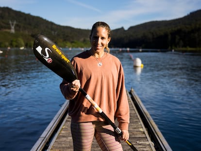 Teresa Portela, el pasado viernes en el pantalán del embalse de Pontillón de Castro, en Verducido, una parroquia de Pontevedra.