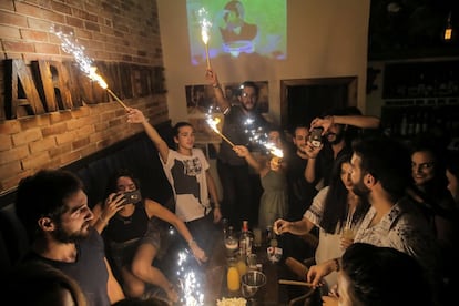 Um grupo de jovens celebra o aniversário de um deles em um bar de Damasco, o 13 de setembro de 2018.