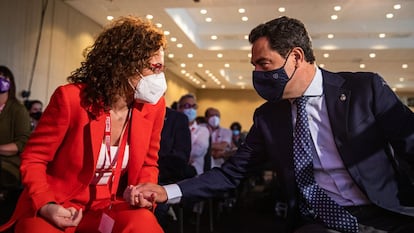 El presidente de la Junta, Juan Manuel Moreno, junto a la secretaria general de CC OO en Andalucía, Nuria López, en la inauguración del XIII congreso regional del sindicato el 16 de junio 2021.