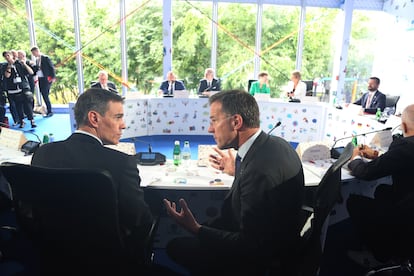 İspanya Başbakanı Pedro Sánchez ve NATO Genel Sekreteri Mark Rutte Mayıs ayında Arnavutluk'un Tiran kentinde düzenlenen 6. Avrupa Siyasi Topluluğu Zirvesi'nde bir araya geldi.