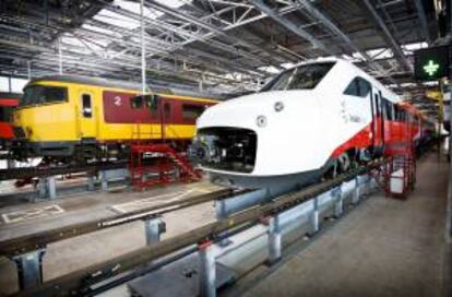 Ell primer tren de alta velocidad de las compañías belga (SNCB) y holandesa (NS Hispeed) de ferrocarriles, fotografíado en las instalaciones de la compañía de mantenimiento de ferrocarriles NedTrain en Amsterdam, Holanda. EFE/Archivo ,