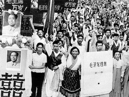 Manifestación de estudiantes y profesores chinos en las calles de Pekín, el 23 de agosto de 1966, en apoyo a la Revolución Cultural promovida por Mao.