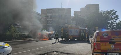 Los bomberos sofocan el fuego en un coche en la carretera de Boadilla del Monte.