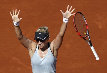 La tenista croata Mirjana Lucic-Baroni celebra su victoria contra la tenista rumana Simona Halep durante una de las rondas de Roland Garros celebrada en París (Francia).