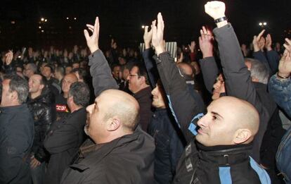 Trabajadores de los autobuses, ayer en la asamblea durante la votación.