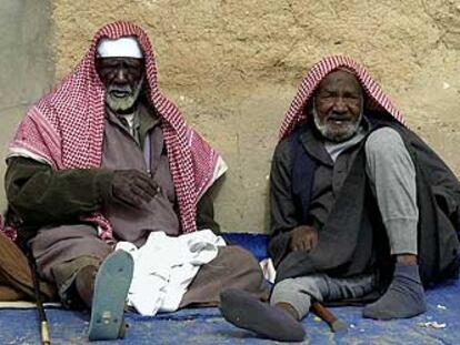 Dos hombres, sentados en la acera de una calle del barrio Al Aoud, uno de los más pobres de Riad, la capital de Arabia Saudí.