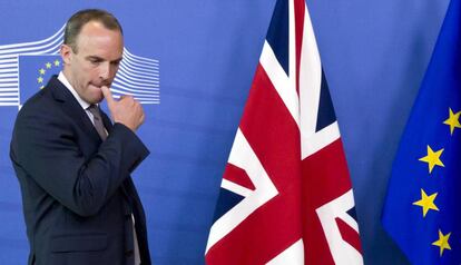 Dominic Raab, ministro para el Brexit que este jueves ha dimitido de su cargo, en una reunión en Bruselas el pasado agosto.
