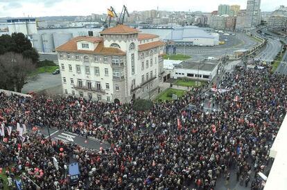 Los secretarios de CCOO y UGT encabezaron en A Coruña una manifestación secundada por miles de personas. / Cabalar (EFE)
