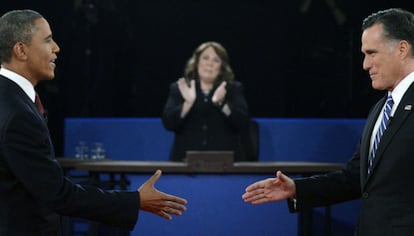 Obama y Romney se saludan al inicio del segundo debate presidencial.