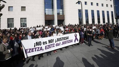 Concentraci&oacute;n a las puertas del Palacio de Justicia de Navarra durante el juicio a La Manada.