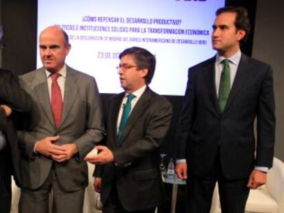 Jose Juan Ruiz, economista jefe del BID; Luis de Guindos; Luis Alberto Moreno, Presidente del BID y Tomas Poveda, director general de Casa de America.