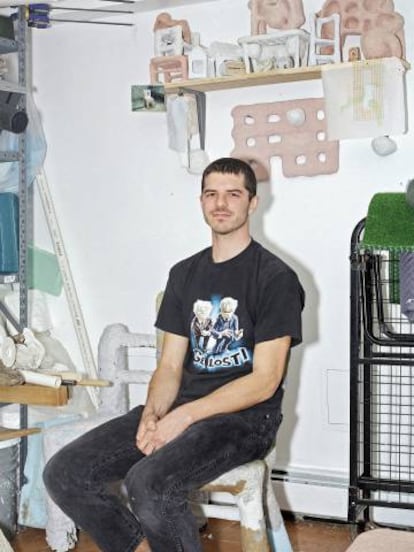 El diseñador, en el estudio que tiene en un sótano de Brooklyn, sentado sobre una obra inconclusa, rodeado de sus herramientas y de maquetas de sus objetos en papel maché. Viste camiseta de los viejos cascarrabias de 'The Muppet Show'.