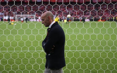 Ramón Rodríguez Verdejo, Monchi, con gesto de preocupación antes del partido.