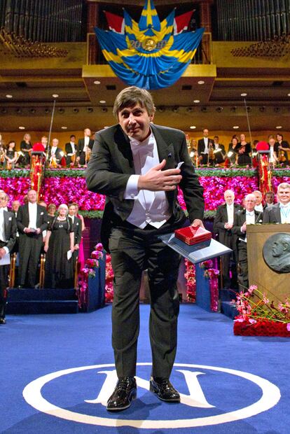 Andre Geim, Premio Nobel de Física 2010, saluda al público asistente a la ceremonia de entrega de los Premio Nobel.