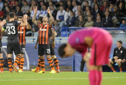 Los jugadores del Shakhtar celebran el primer gol.