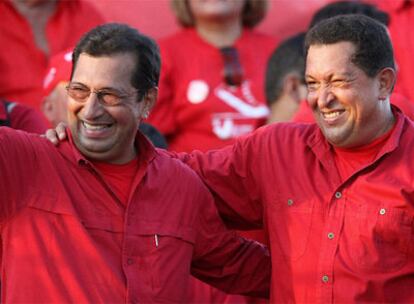 Hugo Chávez (derecha) con su hermano Adán, candidato a suceder al padre de ambos como gobernador del Estado venezolano de Barinas.