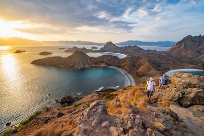 Flores (Indonesia). Bautizada por los exploradores portugueses, la isla de Flores es una de las más orientales entre las 17.000 que componen Indonesia, ya a pocas millas de Timor. En un entorno de densos bosques y junglas muy poco explotadas, una autovía, sin embargo, recorre gran parte de los 350 kilómetros de su longitud, y en un vehículo alquilado o en los autobuses locales se puede llegar hasta playas salvajes como las de Paga. En este lugar se puede también hacer trekkings en las faldas de volcanes como el Wawo Muda, visitar las aldeas de la cultura local Ngada y, la estrella de las actividades, realizar un salto a la vecina isla del parque nacional de Komodo para contemplar de cerca sus famosos, inquietantes y únicos dragones.