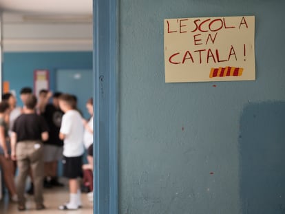 Cartel en defensa de la escuela catalana en un centro de Montcada i Reixac (Barcelona).