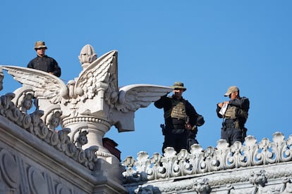 Militares vigilan antes de la ceremonia en la que Javier Milei será investido como presidente de Argentina.