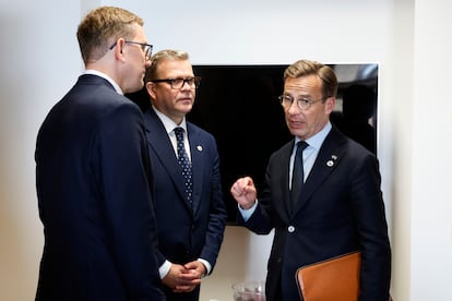 Desde la izquierda, el primer minsitro estonio, Kristen Michal, su homólogo finlandés, Petteri Orpo, y el sueco, Ulf Kristersson, el jueves pasado en Bruselas.