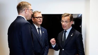 Desde la izquierda, el primer minsitro estonio, Kristen Michal, su homólogo finlandés, Petteri Orpo, y el sueco, Ulf Kristersson, el jueves pasado en Bruselas.