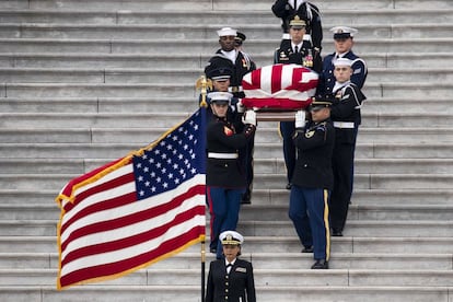 La guardia de honor militar baja las escaleras del Capitolio con el féretro de George H.W. Bush, que falleció el pasado viernes, 30 de noviembre.