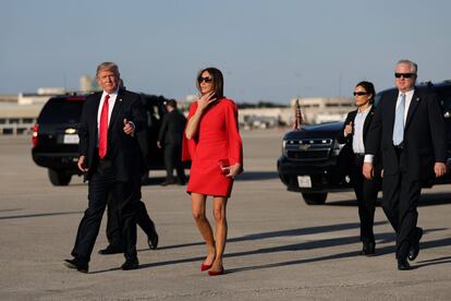 Melania Trump en la pista de aterrizaje del aeropuerto internacional de Palm Beach esperando a su esposo, el 3 de febrero.