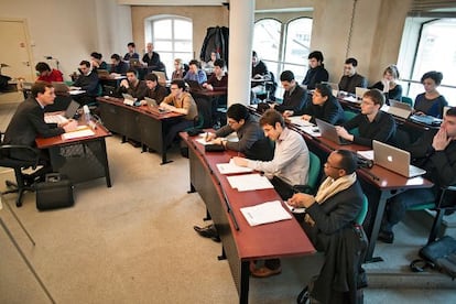 Los alumnos se esfuerzan duro para convertirse en funcionarios ultrapreparados. En la escuela, los estudiantes no solo son franceses: acuerdos suscritos con 120 países permiten el acceso a los extranjeros.