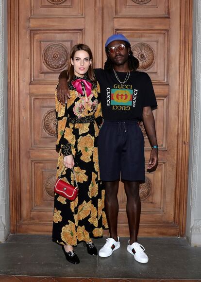 La diseñadora y fotógrafa Ana Kras posa junto a su pareja Devonte Hynes, el vocalista de Blood Orange a la salida del desfile de Gucci Cruise 2018 en Florencia, con un vestido largo de flores de la marca.