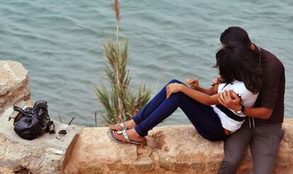 Una pareja, frente al mar en Rabat.