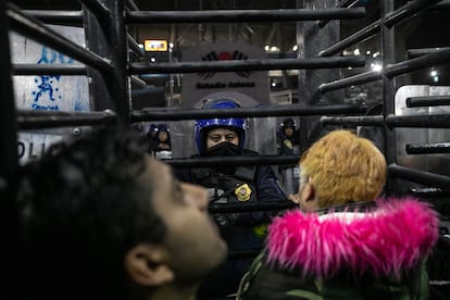 Personas frente a un guardia en los accesos durante el concierto de Bad Bunny del 9 de diciembre de 2022.