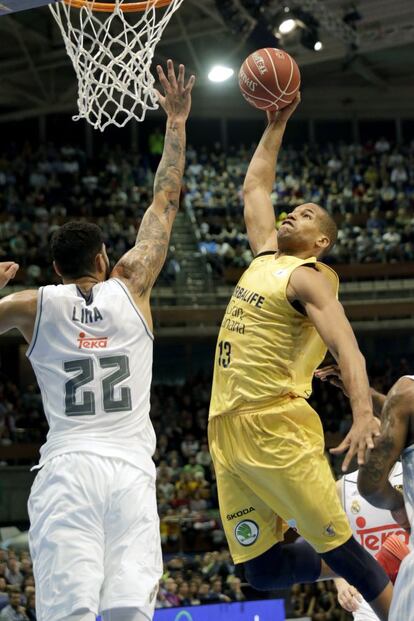 El ala pívot del Herbalife Gran Canaria Eulis Báez encesta ante el pívot del Real Madrid Augusto Lima.