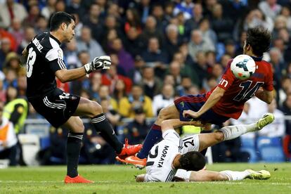 Andrés Fernández despeja el balón en presencia de Morata y Arribas.