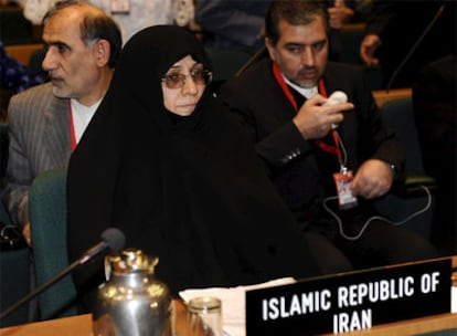 Azam al-Sadat Farahi, esposa del presidente iraní, Mahmud Ahmadineyad, en un momento de la reunión que se ha celebrado en Roma con motivo de la cumbre de la FAO que comienza mañana.