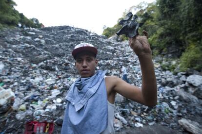 Un joven rescata restos de entre los escombros del basurero de Cocula.