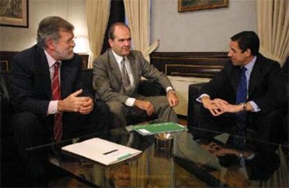 Juan Carlos Rodríguez Ibarra, Manuel Chaves y Eduardo Zaplana, durante el encuentro de ayer.