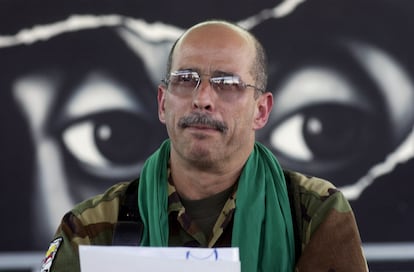 Simón Trinidad, comandante de las Fuerzas Armadas Revolucionarias de Colombia, durante una conferencia de prensa en Los Pozos, Colombia, el 13 de enero de 2002.