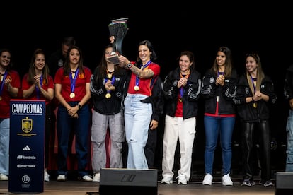 La capitana de la selección española, Jennifer Hermoso (en el centro), sostiene el trofeo.