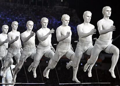 Actores representando figuras de la Grecia mitológica entran en el estadio durante la ceremonia inaugural ayer en Atenas.