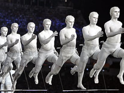 Actores representando figuras de la Grecia mitológica entran en el estadio durante la ceremonia inaugural ayer en Atenas.